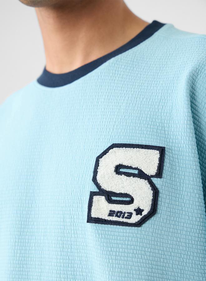 ذا سوليد ستور تيشيرت واسع بتفاصيل بارزة الملمس - Image 5